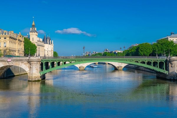 Comment intégrer un service de conciergerie pour améliorer le bien-être des employés en entreprise?